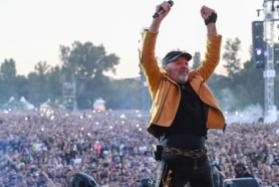Italian singer-songwriter Vasco Rossi performs on stage during a concert at Parco Ferrari in Modena, Italy, 1July 2017. More than 200 thousand of people came to attend her concert. ANSA/ALESSANDRO DI MEO